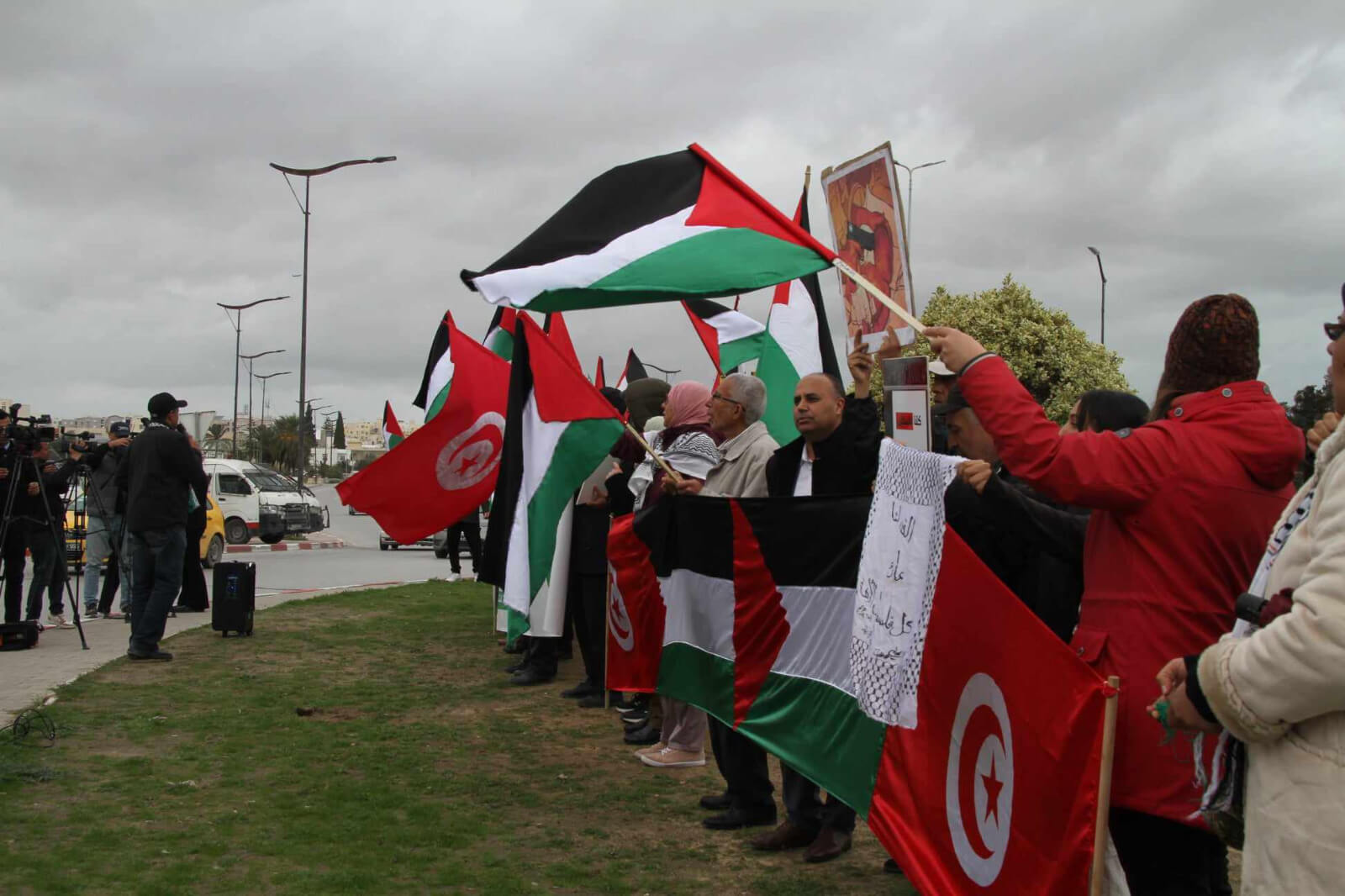 Des Tunisiens Manifestent Devant Lambassade Des Etats Unis Contre Le