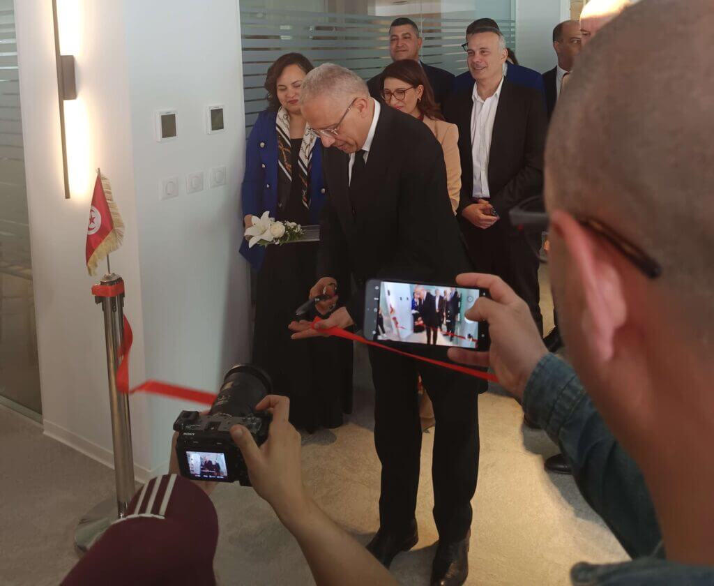 Mustapha Ferjani, ministre de la Santé, inaugurant les nouveaux locaux de Roche