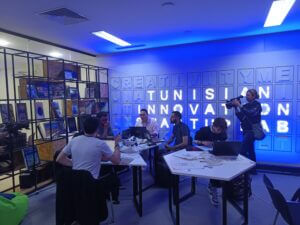 Un groupe, en train de travailler sur leur solution et leur pitch.