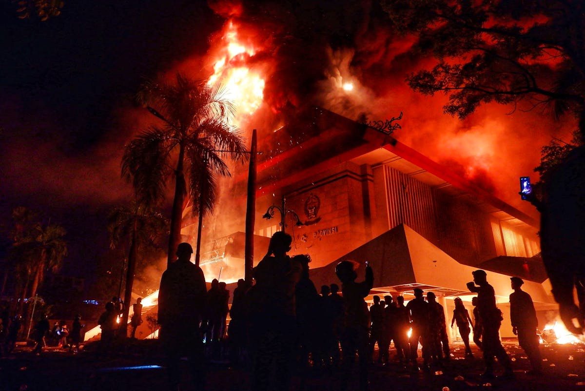 Indonésie : trois morts et cinq blessés dans l’incendie d’un parlement régional lors de manifestations
