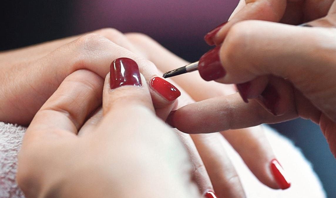 Le ministère de la Santé met en garde contre un vernis à ongles semi-permanent dangereux