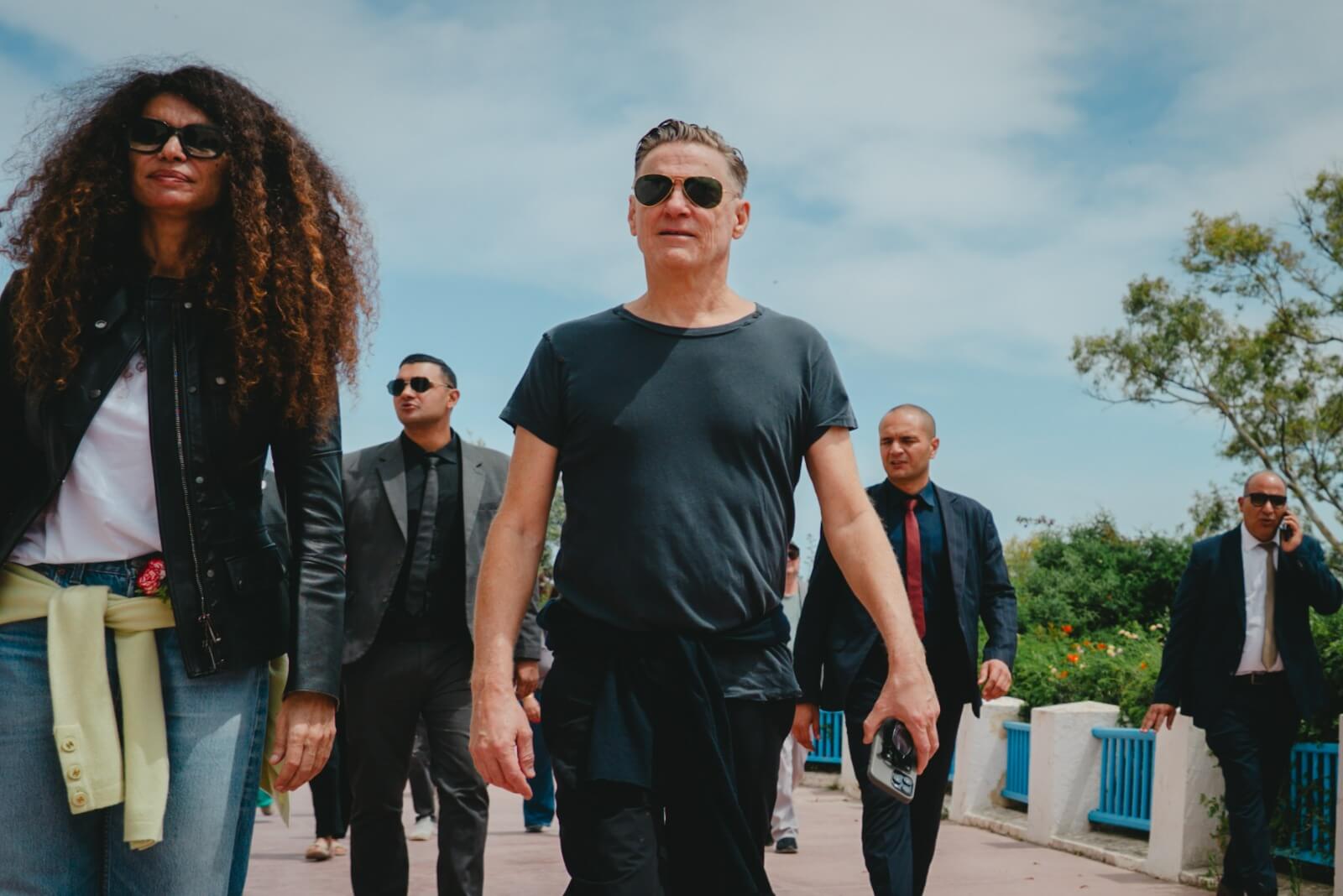 La star canadienne Bryan Adams en immersion au patrimoine tunisien