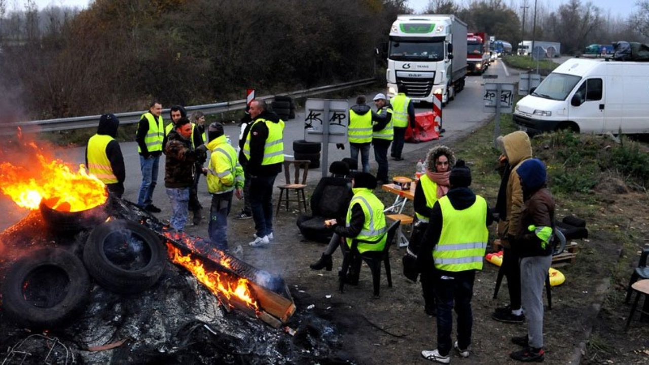 France Adoption Du Budget 2019 Revu Pour Les Gilets